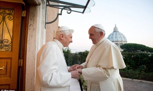 Popes Francis meets Benedict to exchange Christmas greetings