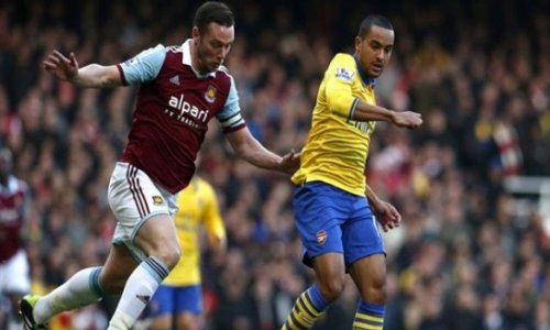 Walcott double puts Arsenal top at West Ham