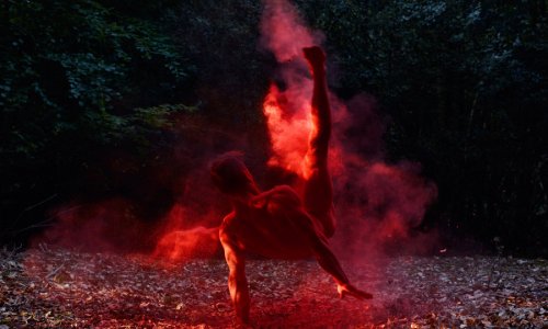 Photographer captures nude dancers twisting - PHOTO