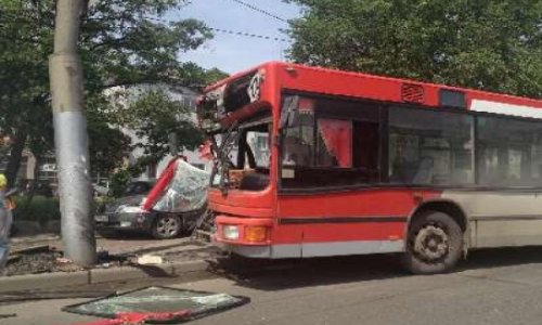The bus crashed into a pole, there are victims