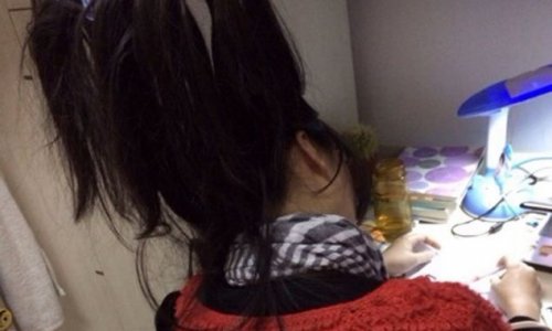 Students tie their hair to the ceiling to stay awake - PHOTO