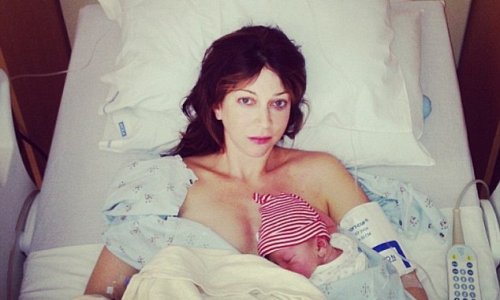 Mother shares photos from her own home birth - PHOTO