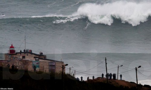 Chasing the biggest waves in the world - PHOTO