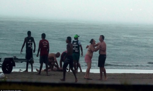 Tourist killed by lightning as she ran into the sea - PHOTO