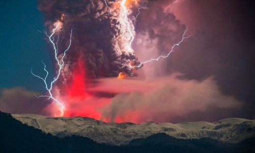 Lightning storm breaks out amid volcanic eruption ash cloud - PHOTO