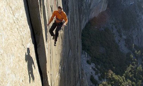 Extreme couple who pitch their tents off cliff - PHOTO