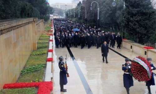 Aliyev visits Alley of Martyrs as nation mourns 1990 killings