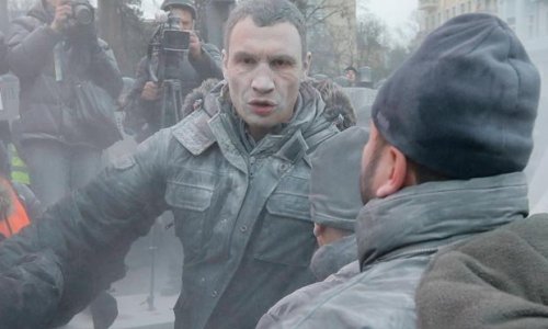 Vitali Klitschko attacked by protesters in one-man RAMPAGE to stop riots - PHOTO