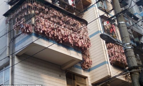 Chinese butcher cures bacon on smog-filled balcony - PHOTO