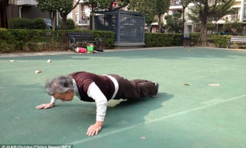 'Basketball granny' does 150 push-ups and sit-ups a day - PHOTO