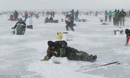 Thousands line up for the world's biggest ice fishing contest - PHOTO