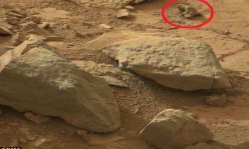Has Nasa's Curiosity rover spotted a UFO on MARS?