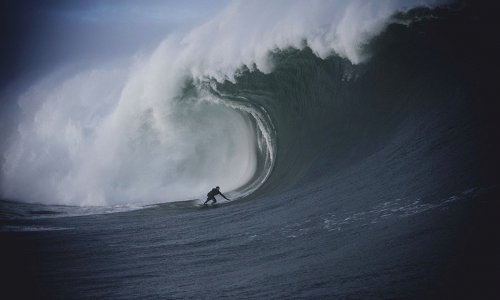 Surfer becomes first Brit to ride 30-foot 'Killers' wave off the coast Mexico - PHOTO