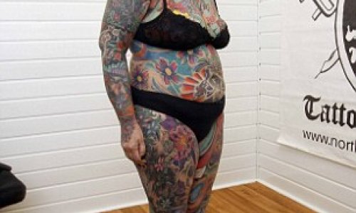 Woman spent more than 416 hours covering her entire body in tattoos - PHOTO