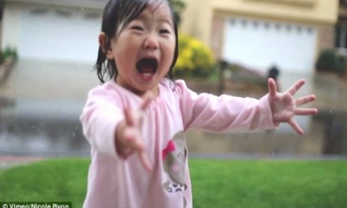 Adorable moment little girl sees rain for the first time - VIDEO