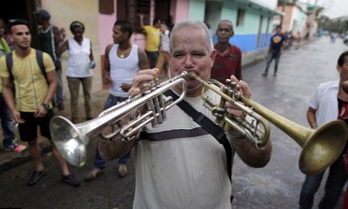 Cubans 'bury' man alive in bizarre village festival - PHOTO