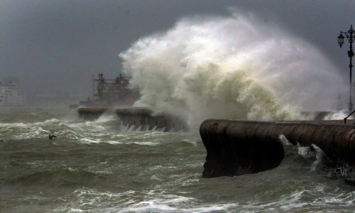 108mph winds cause power cuts, shut motorways and force passengers off trains - PHOTO