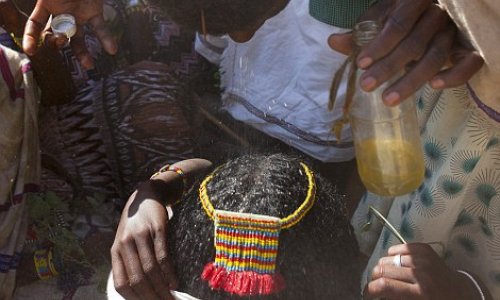 Ethiopian tribes using butter to style their hair - PHOTO