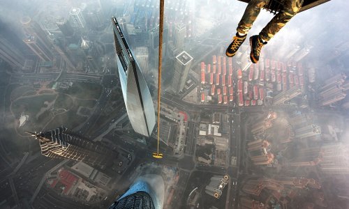 'Urban ninjas' scale China's tallest building - PHOTO+VIDEO