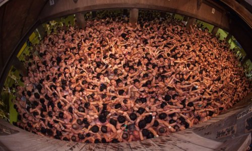 Thousands of Japanese men strip down and battle for... - PHOTO