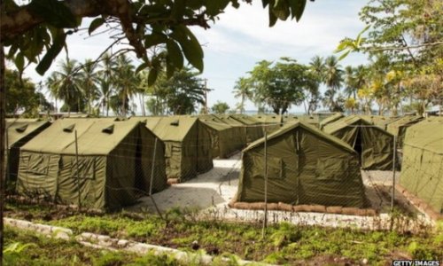 Australia asylum: One killed in violence at PNG camp