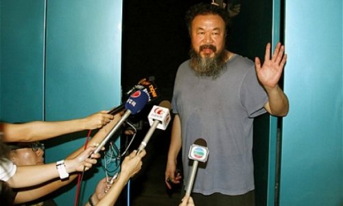 Artist destroys $1 million Ai Weiwei vase