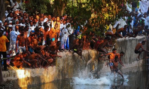 Holy water washes away sins at Ethiopia's Timket festival - PHOTO