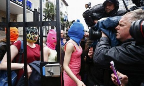 Pussy Riot members beaten by Cossacks - PHOTO+VIDEO