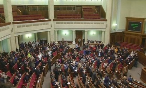 Ukraine’s parliament votes to end security crackdown on protesters