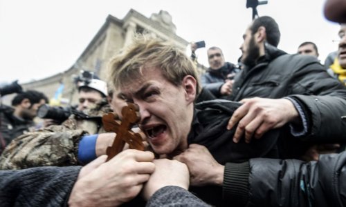 Suspected pro-government Ukrainian sniper is dragged by the hair and beaten - PHOTO