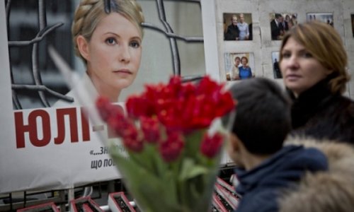 Ukraine: Yulia Tymoshenko released as country lurches towards split