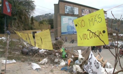 Venezuelan protesters engineer improvised barricades