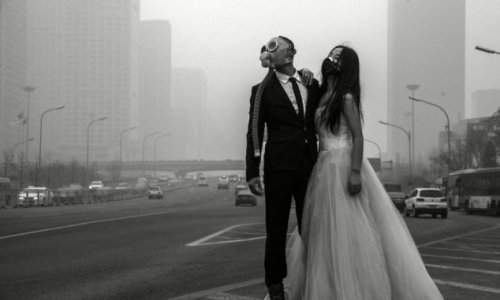 Couple poses in gas masks and wedding outfits to protest severe smog - PHOTO