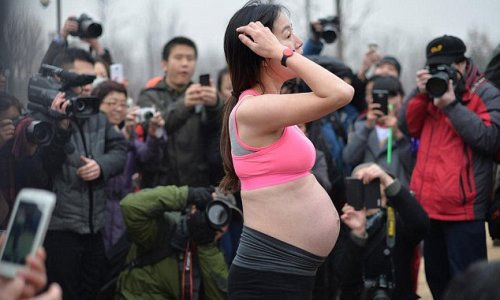 Eight-month pregnant wife becomes a local celebrity - PHOTO