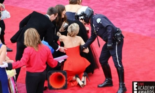 Jennifer Lawrence repeats last year's Oscars fall - VIDEO