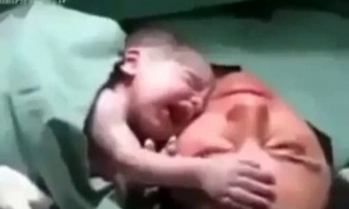 'I want to stay with my mummy!' Newborn refuses to let go - VIDEO