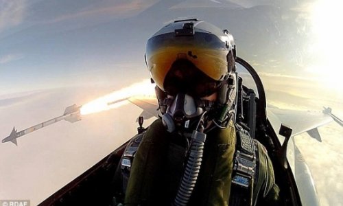 Danish F-16 fighter pilot takes the ultimate selfie