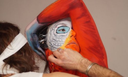 Artist paints woman's entire body to make her look like a parrot - PHOTO