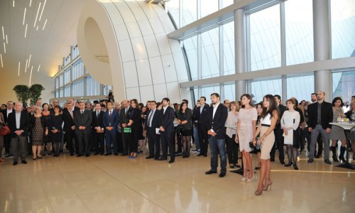 Azeri first lady attends exhibition of UK sculptor Tony Crag - PHOTO