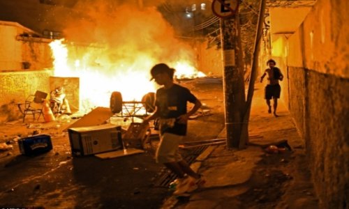 Copacabana beach erupts in violence just two months before World Cup - PHOTO