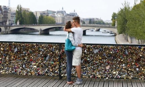 Paris to tourists: Stop locking down love - PHOTO
