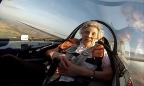 Ребенок на самолете с бабушкой. Бабушка в самолете. Бабуля в самолете. Крутая бабушка в самолете. Бабуля за штурвалом самолета.