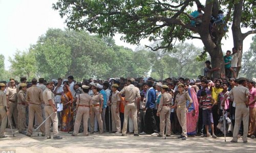 Two girls found hanged in India - PHOTO