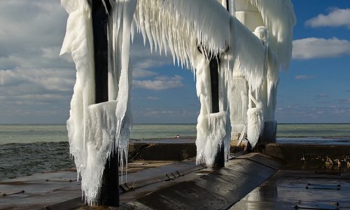Lake Michigan lighthouse turned into ice-sculpture by freezing waters - PHOTO