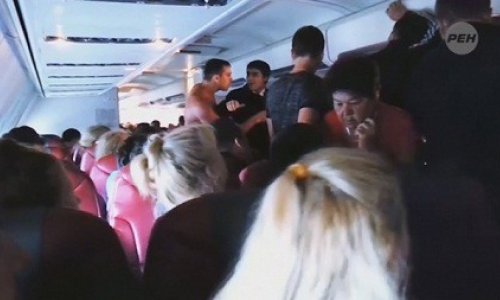 Дебош полуголого пассажира  на борту самолета
