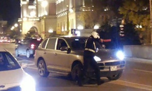 В центре Баку «Porsche» едва не переехал полицейского