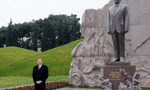 Президент Азербайджана посетил могилу Гейдара Алиева