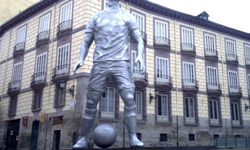 Футболисту при жизни поставили памятник