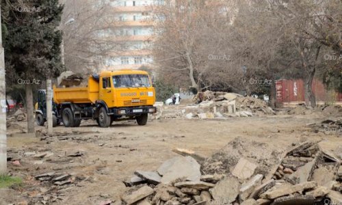 В Баку демонтируют памятник