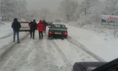 İsmayıllı-Şamaxı yolunu buz bağladı: Maşınlar yolda qalıb